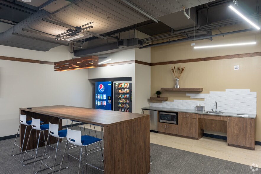 More Photos Of 4343 Commerce Ct, Lisle Office For Lease