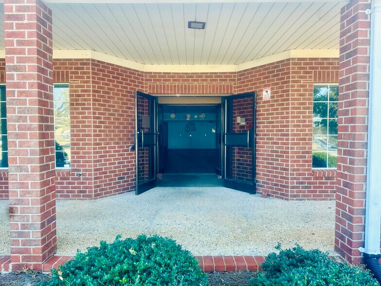 More Photos Of 314 E Main St, Rockwell Medical For Lease