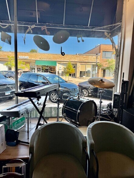 More Photos Of 405 1/2 Linden Ave, Wilmette General Retail For Lease