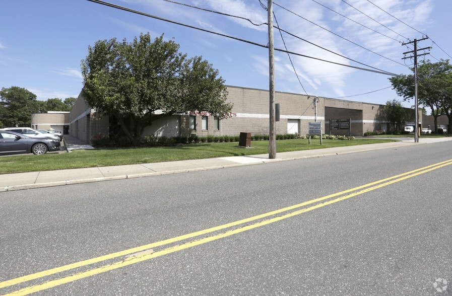 More Photos Of 561 Acorn St, Deer Park Warehouse For Lease