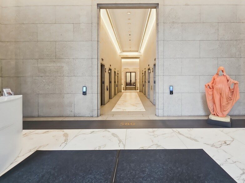 More Photos Of 580 California St, San Francisco Coworking Space