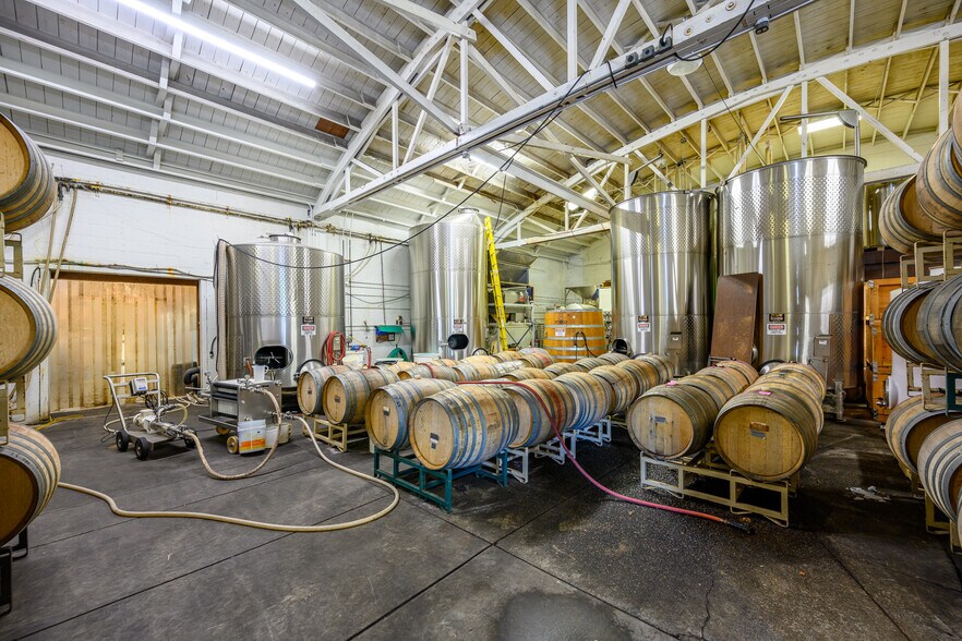 More Photos Of 475 NE 17th St, McMinnville Storefront For Sale