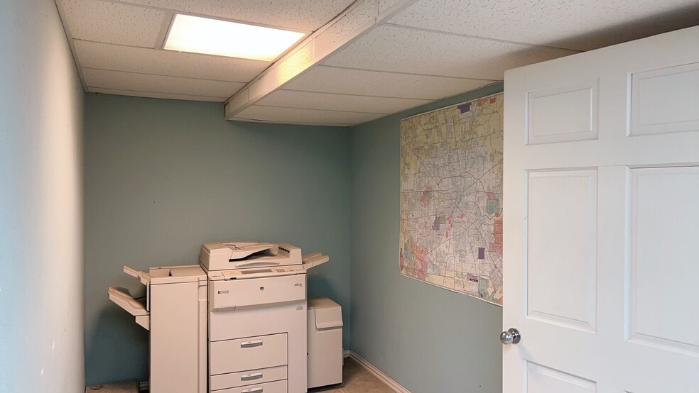 More Photos Of 12373 Scarsdale Blvd, Houston Unknown For Lease