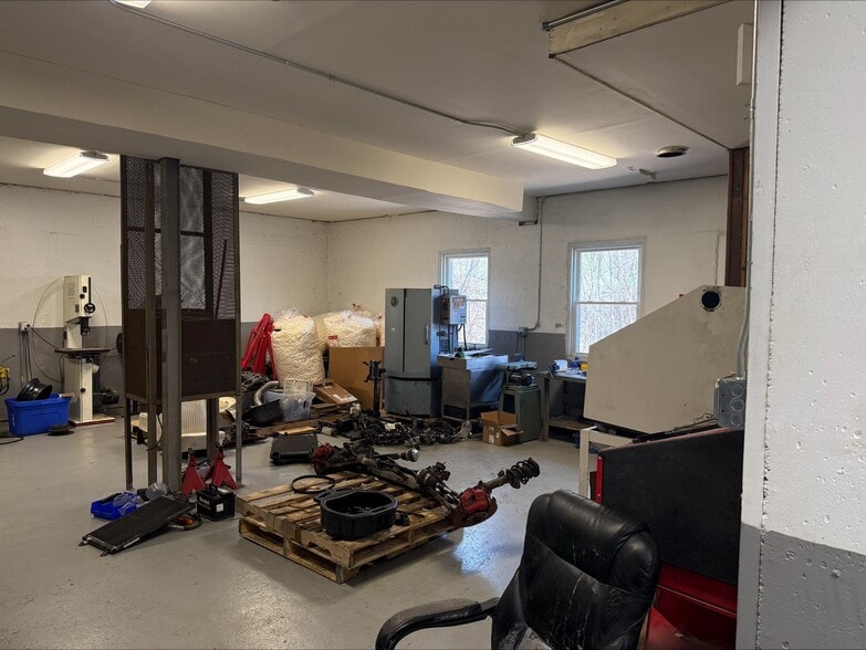 More Photos Of 271 Litchfield Rd, Harwinton Manufacturing For Sale