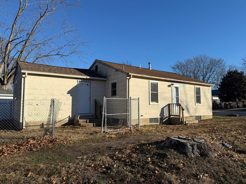 More Photos Of 239 Grand Ave, Waterloo Specialty For Sale