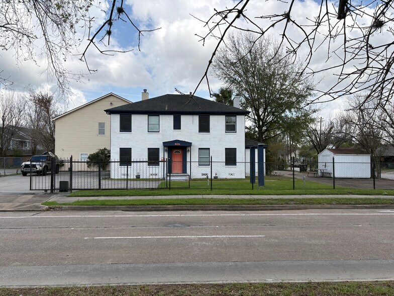 More Photos Of 5902 Irvington, Houston Office For Sale