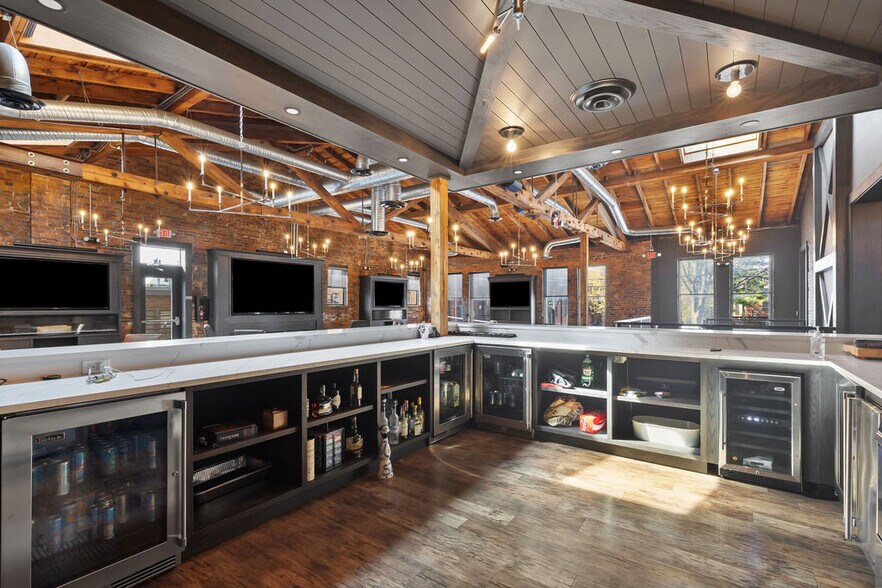 More Photos Of 17 E Brickel St, Columbus General Retail For Sale