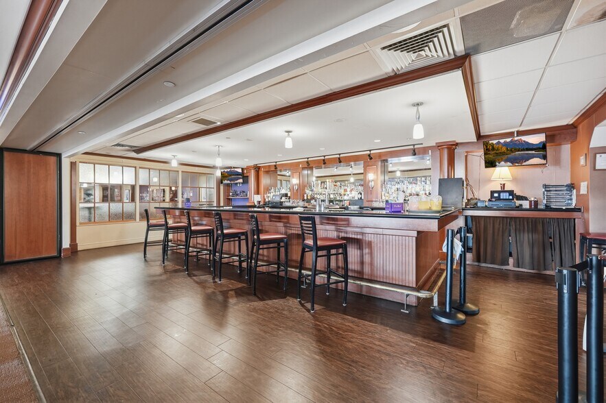 More Photos Of 14 Mechanic St, Southbridge Hotel For Sale
