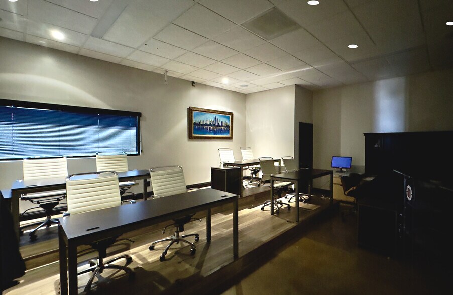 More Photos Of 302 Oceanside Blvd, Oceanside Service For Lease