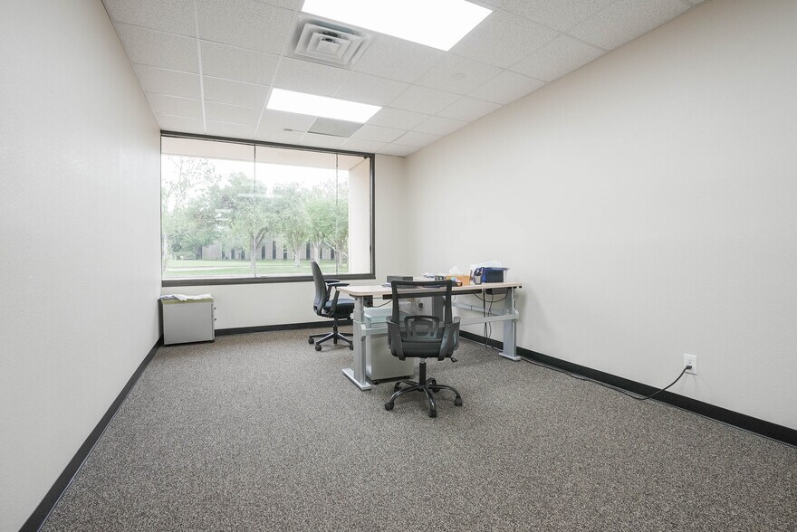 More Photos Of 10410 Corporate Dr, Sugar Land Research And Development For Lease