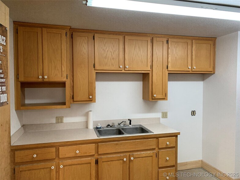 More Photos Of 106 N Lombard Ln, Skiatook Freestanding For Sale
