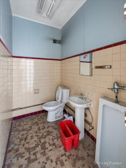 More Photos Of 1126 Larkin Ave, Elgin Service Station For Sale