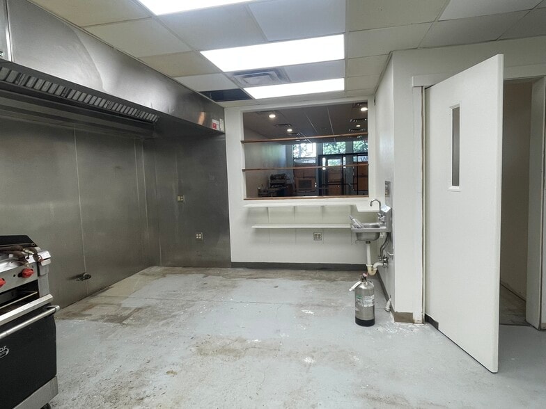 More Photos Of 208 N Walnut St, Bloomington Storefront Retail Office For Lease