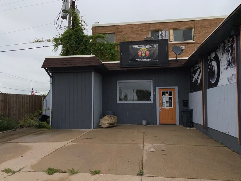 Primary Photo Of 614 Broad St st, Beloit General Retail For Lease