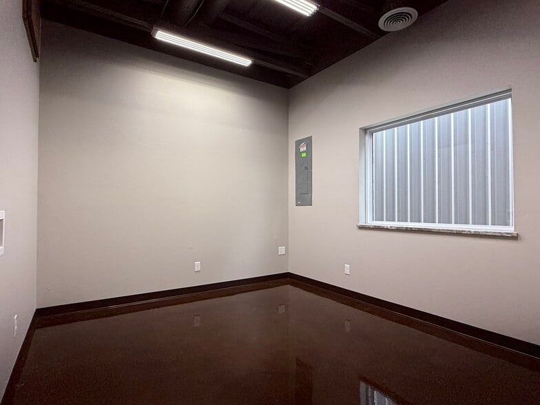 More Photos Of 8136 Silver Crossing, Oklahoma City Warehouse For Lease