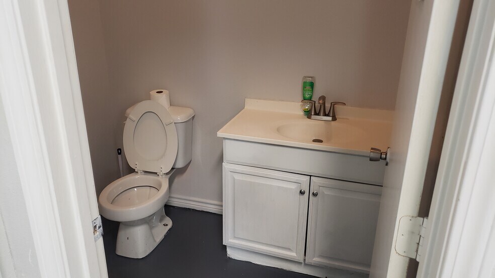 More Photos Of 6725 E US Highway 80, Longview Storefront Retail Office For Lease