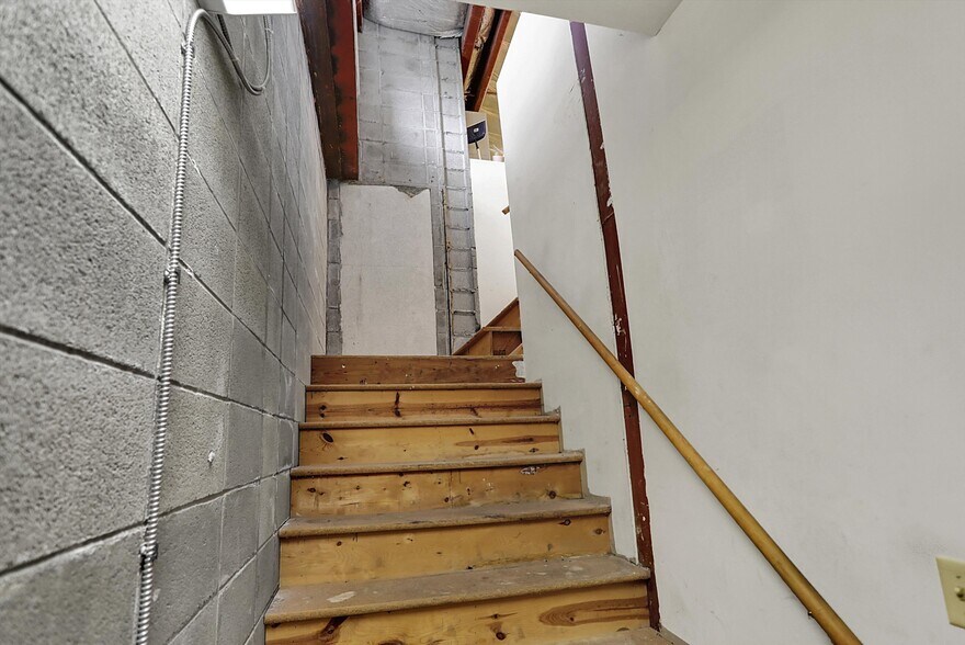 More Photos Of 711 W Gardner Dr, Marion Medical For Sale