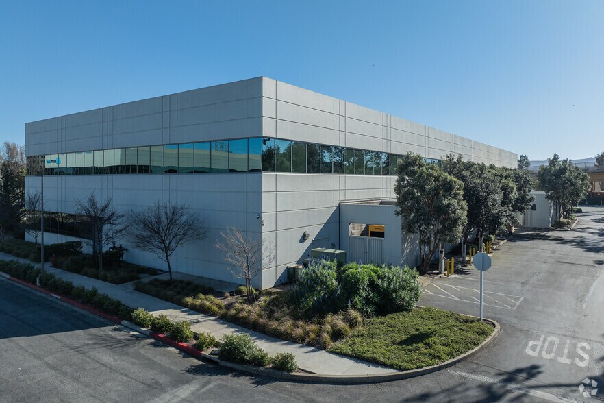 More Photos Of 225 Gateway Blvd, South San Francisco Research And Development For Lease