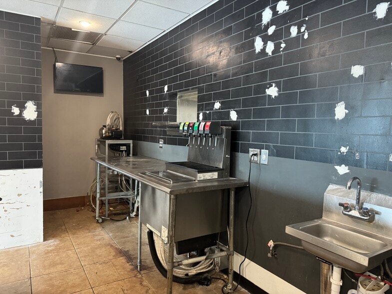 More Photos Of 1920 Tyler St, Hollywood Restaurant For Lease