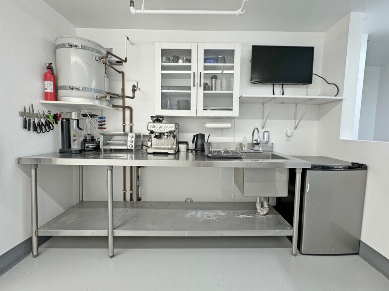 More Photos Of 1190B Shafter Ave, San Francisco Warehouse For Sale