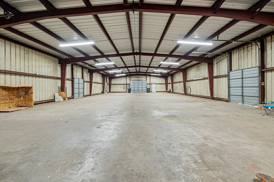 More Photos Of 704 W University Ave, Georgetown Light Distribution For Lease