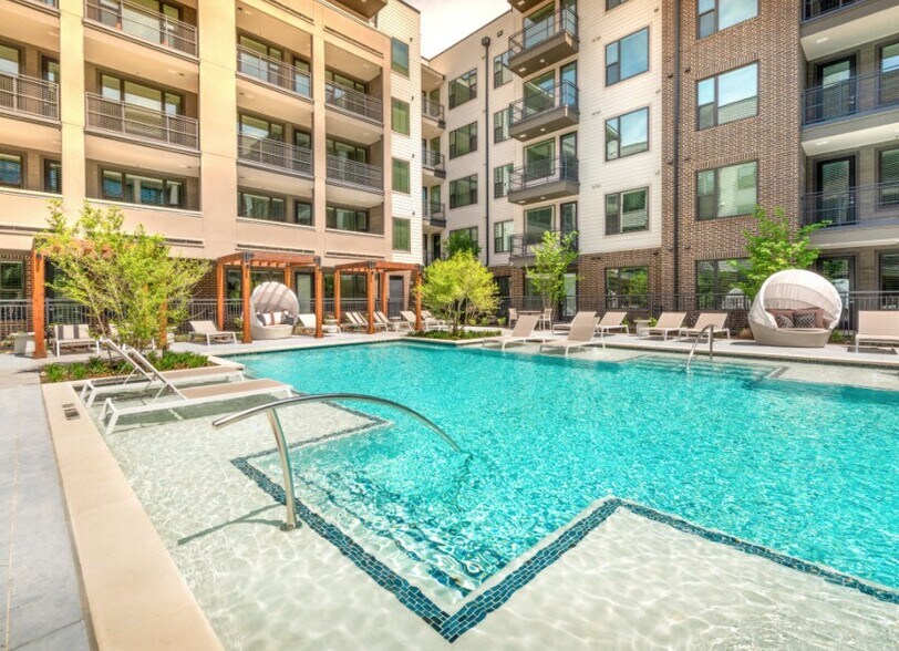 More Photos Of 411 W Commerce St, Dallas Apartments For Lease