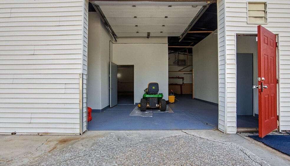 More Photos Of 3905 32nd St, Port Huron Showroom For Sale
