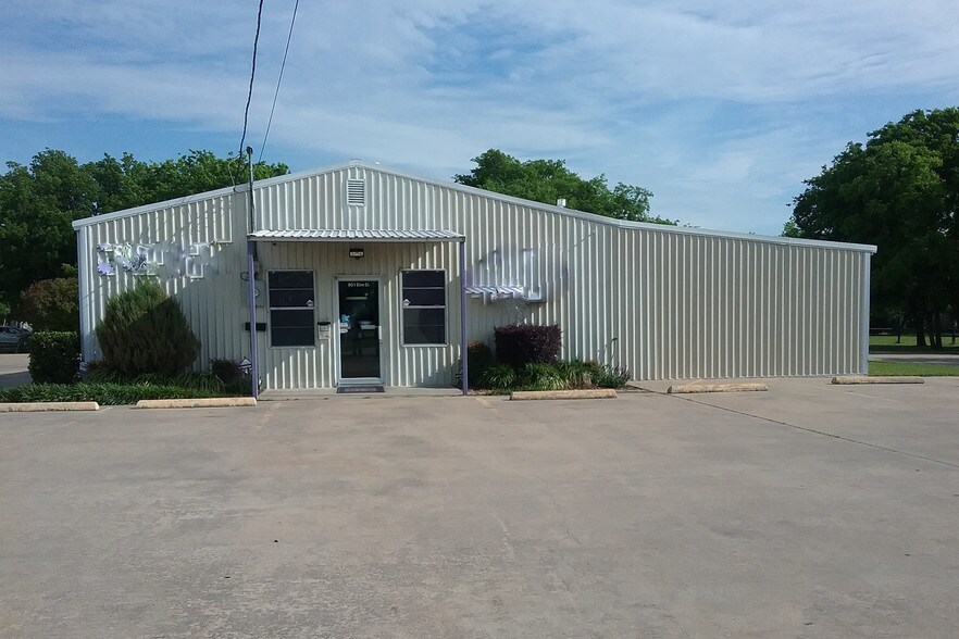 More Photos Of 901 Elm St, McKinney Flex For Sale