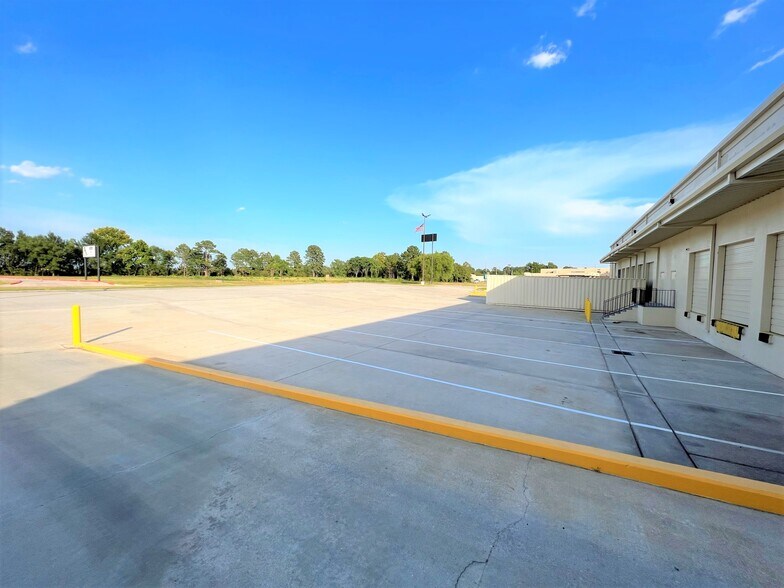 More Photos Of 21019 Spring Towne Dr, Spring Showroom For Lease