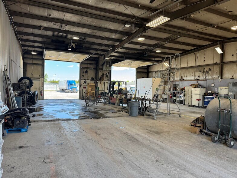 More Photos Of 140 Storage Solutions Ln, White Post Warehouse For Lease