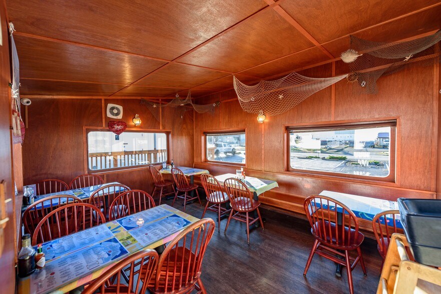 More Photos Of 102 Hall Ave, Coos Bay Restaurant For Sale