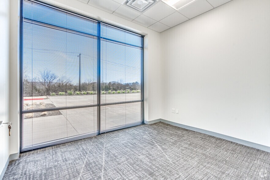 More Photos Of 3411 Mingo Rd, Denton Unknown For Lease