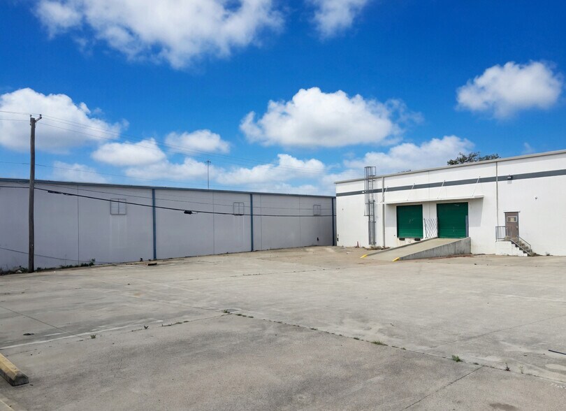 More Photos Of 7436 Tower St, Fort Worth Manufacturing For Sale