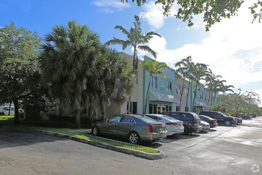 More Photos Of 14000-14046 NW 82nd Ave, Miami Lakes Light Distribution For Lease