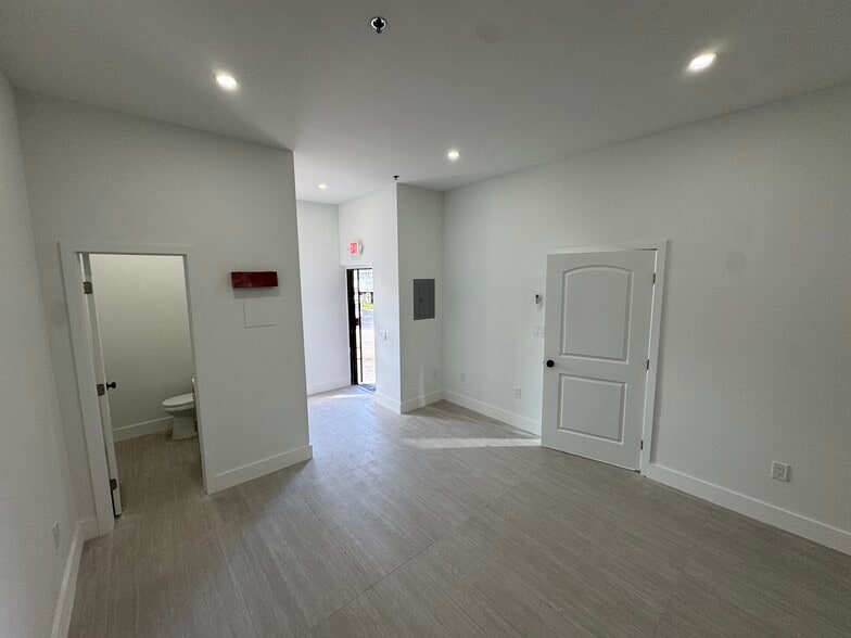 More Photos Of 6997 NW 50th St, Miami Warehouse For Lease