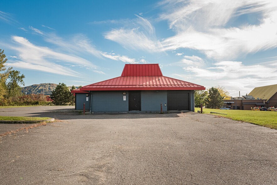 More Photos Of 8 Boul De Bromont, Bromont Restaurant For Lease