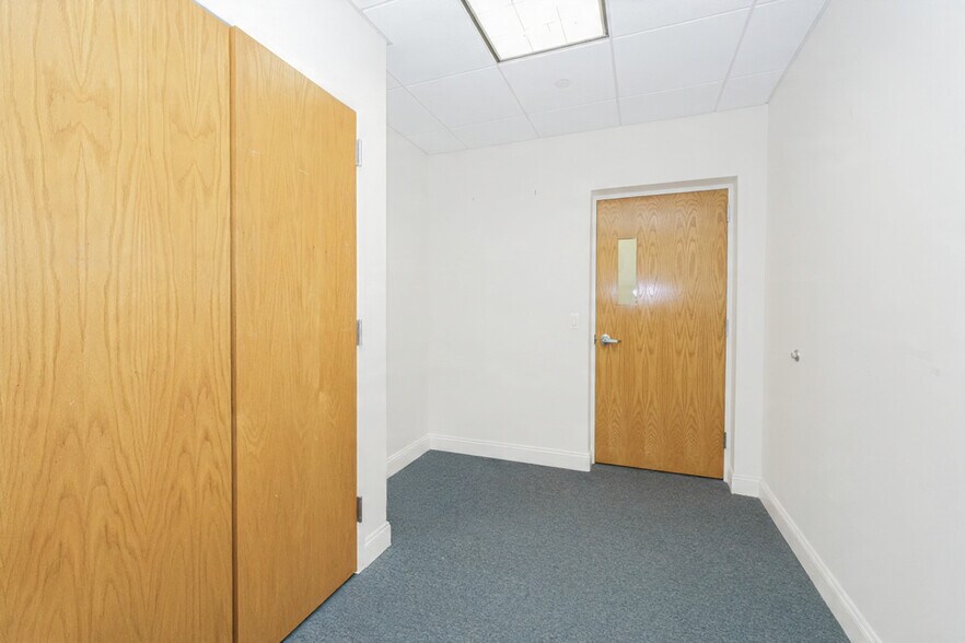 More Photos Of 6 Drummond Pl, Red Bank Office For Lease