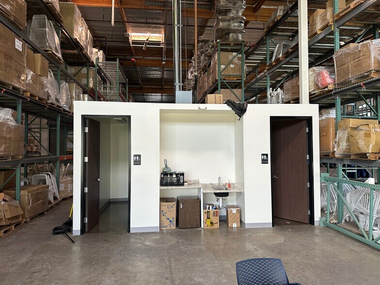 More Photos Of 301 Todd Ct, Oxnard Warehouse For Lease