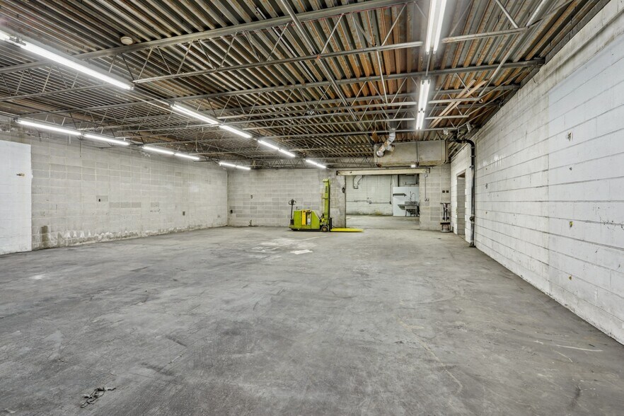 More Photos Of 1010 N Ashland Ave, Green Bay Flex For Sale