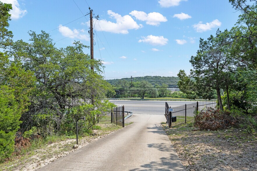 More Photos Of 19019 TX-71, Spicewood Office Residential For Lease