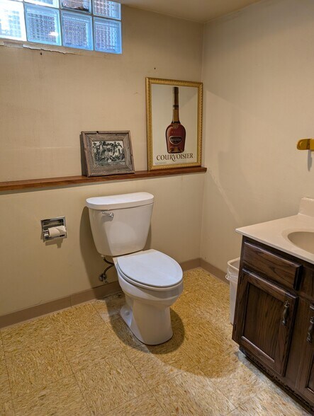 More Photos Of 404 N West Ave, Freeport Office For Sale