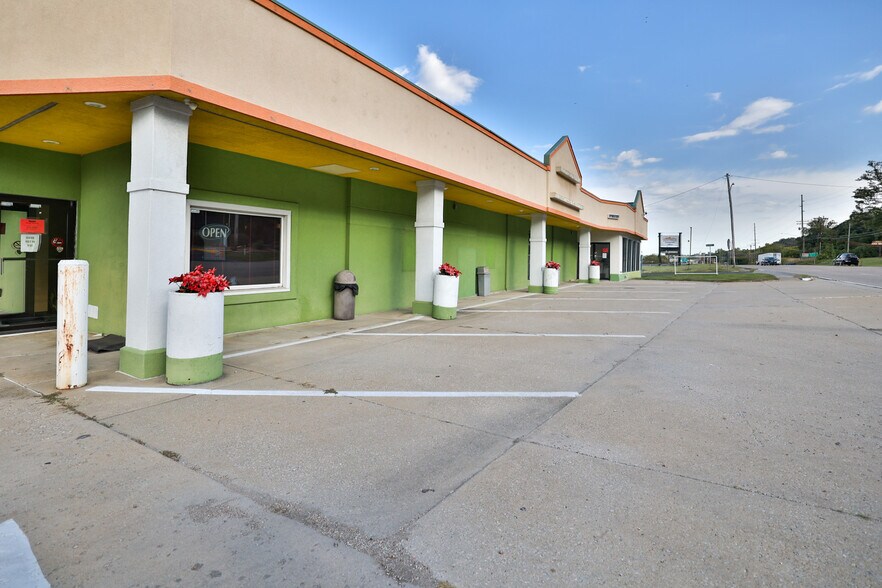 More Photos Of 107 N Bluff Rd, Collinsville Storefront For Sale