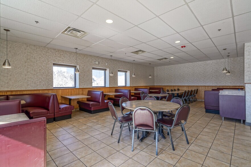 More Photos Of 3450 Gateway Dr, Grand Forks Restaurant For Lease