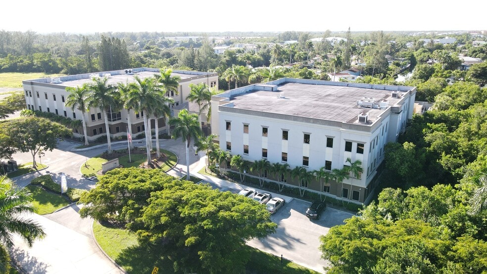 More Photos Of 704 Goodlette-Frank Rd N, Naples Unknown For Lease