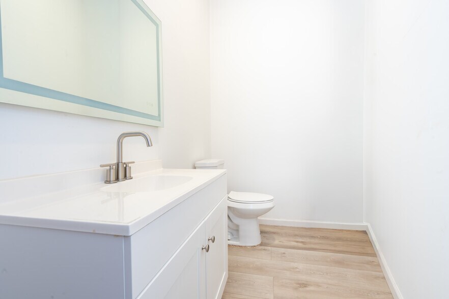 More Photos Of 4943-4941 Telegraph Rd, Los Angeles Showroom For Sale