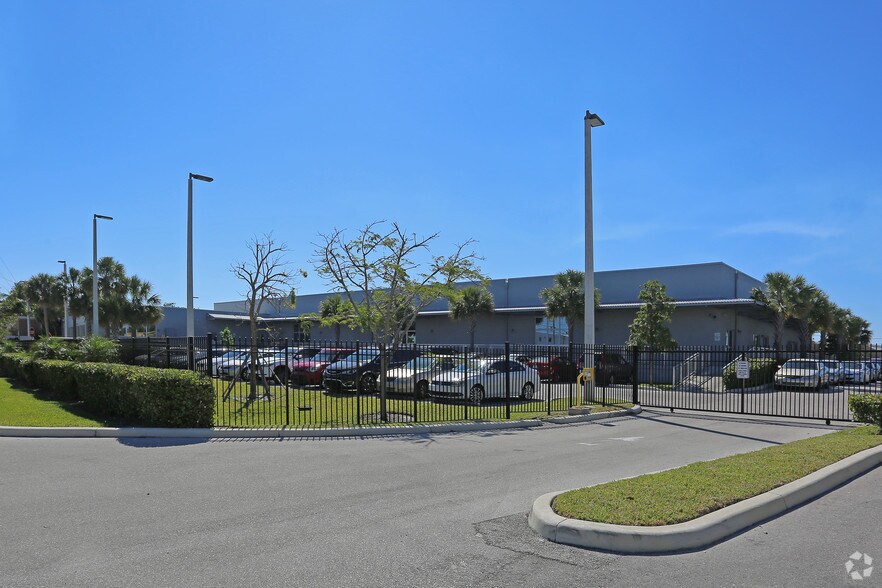 More Photos Of 2001 S Andrews Ave, Fort Lauderdale Service For Sale