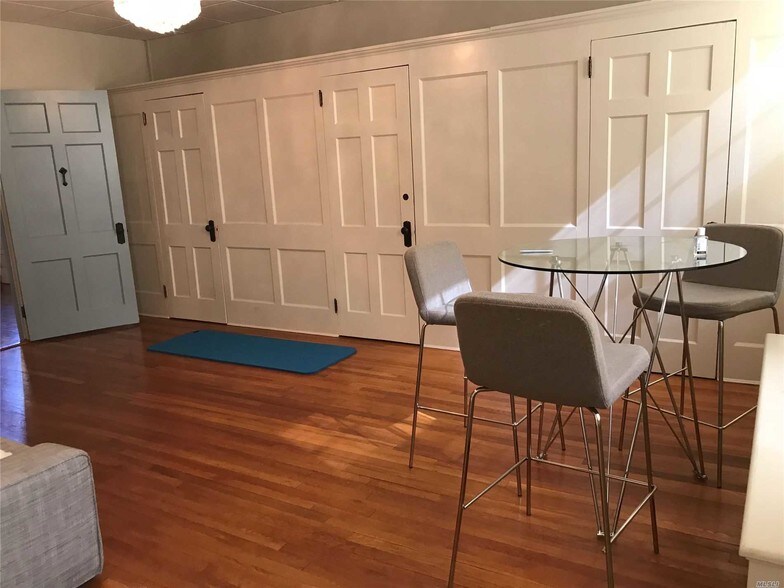 More Photos Of 41 Main St, Roslyn Freestanding For Lease