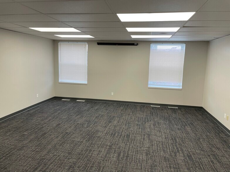 More Photos Of 23875 Northwestern Hwy, Southfield Office For Lease