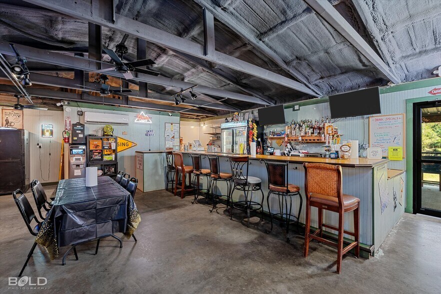 More Photos Of 7318 Ida State Line rd, Ida Bar For Sale