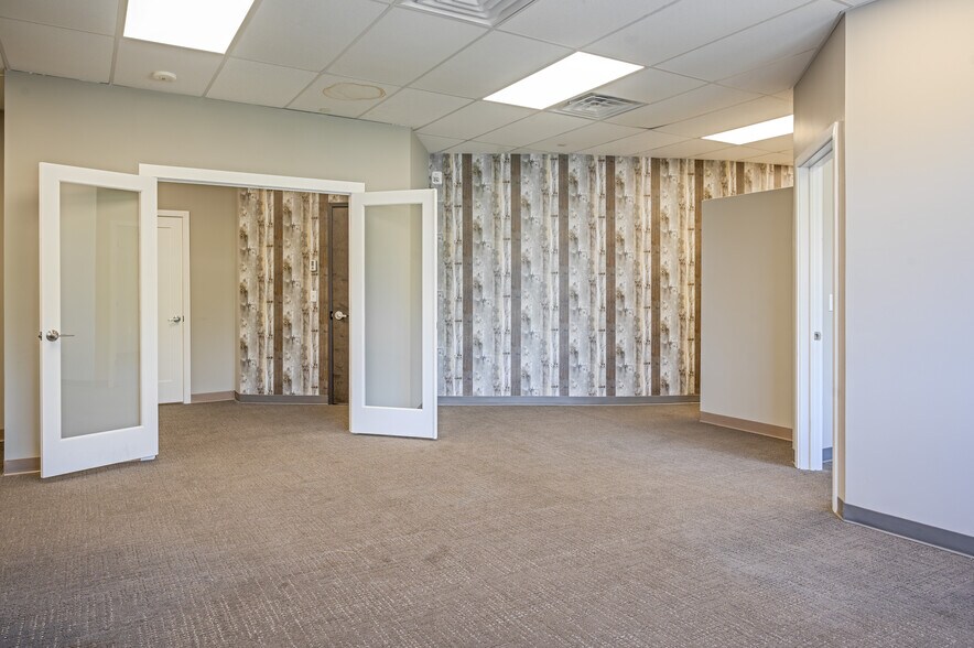 More Photos Of 1105 E County Line Rd, Lakewood Office For Lease